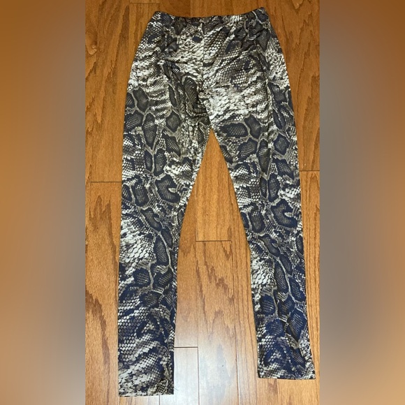 2/$15 Rue‎ 21- Black and white snake print leggings Size S - Picture 2 of 4
